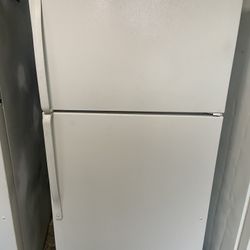 DEPENDABLE  PERFECT  RUNNING FRIDGE! BEEN CLEANED IN AND OUT! ITS PURE WHITE! ITS A WHIRLPOOL ROPER BRAND . COME SEE IT RUN IN MARRERO.