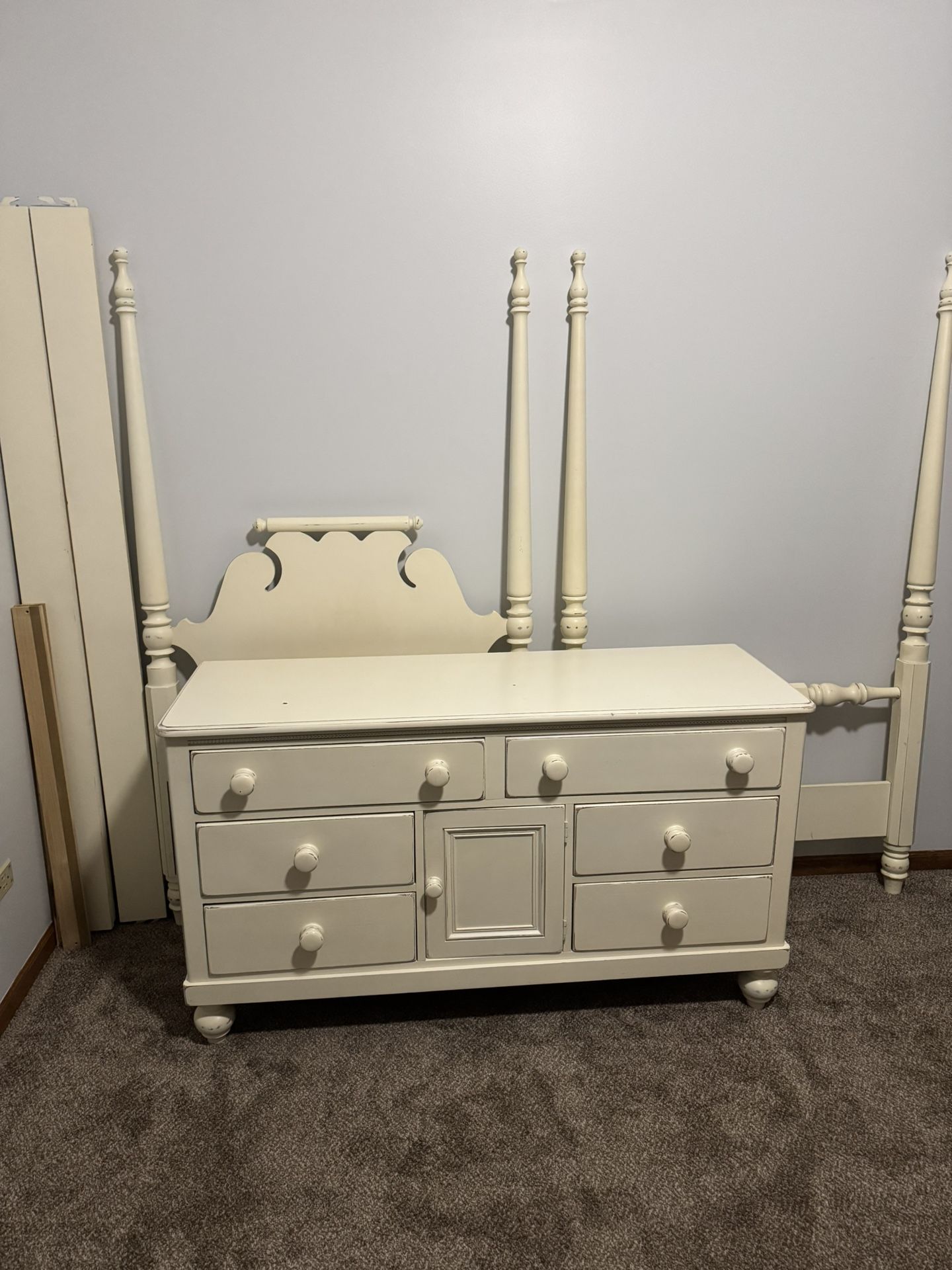 Bedroom Set. 2 Piece. Solid Wood. Lexington.