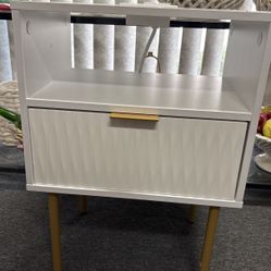End Table With Phone Changer And Outlets 