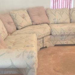 Beautiful Couch Sofa In Perfect  Condition