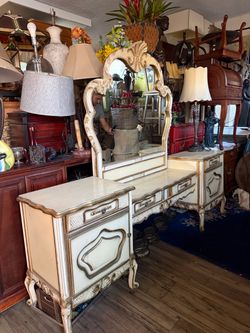 Vintage gorgeous Vanity Dresser