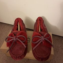 100% Authentic Brand New in Box UGG Dakota Double Bow Moccasin Slipper / Color: Red / Women size 7