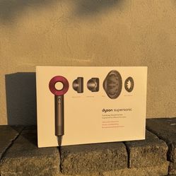 Dyson Supersonic Hairdryer W/ 4 attachments