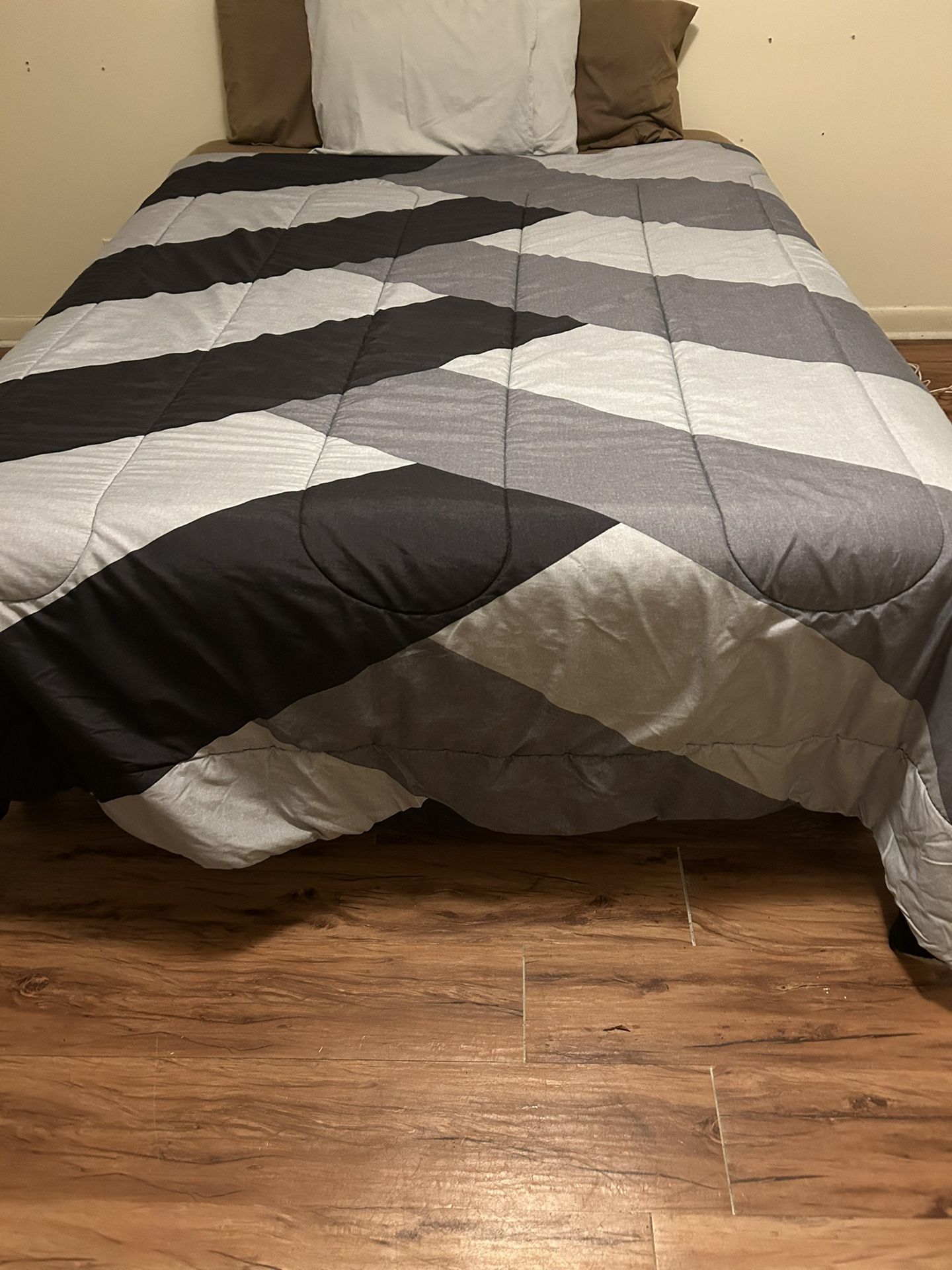 Queen Bed Full Set