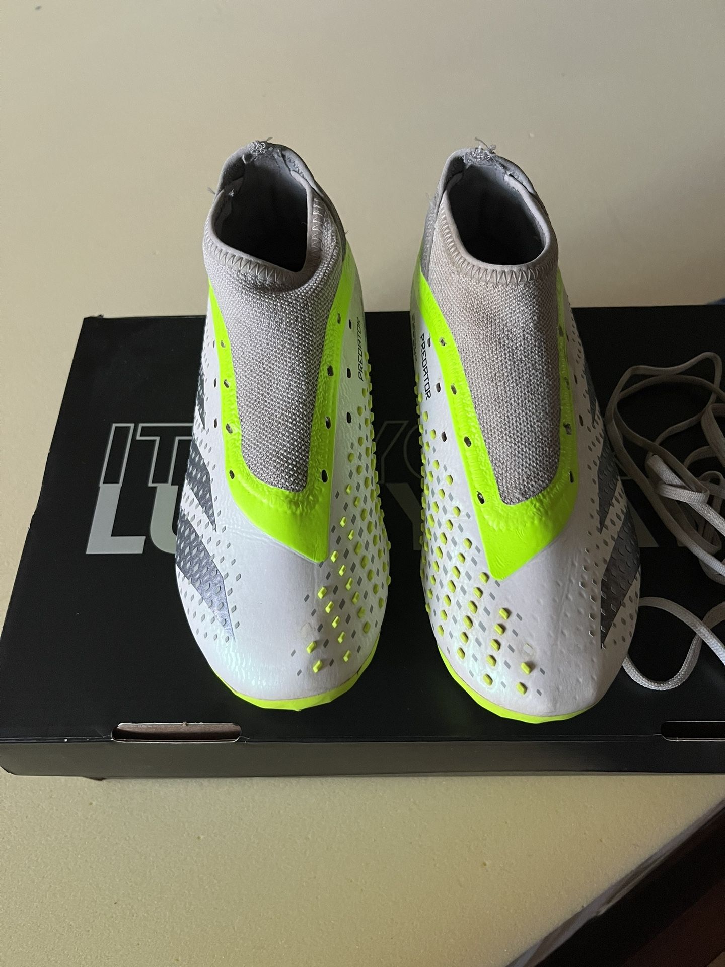 Adidas Boys Size 2.5 Soccer Cleats Shoes
