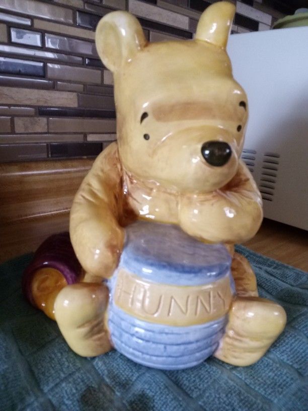 Disney Classic Winnie The Pooh & The "Hunny" Pot