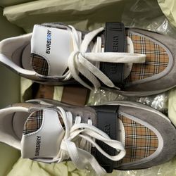 Burberry Size 43 (10)