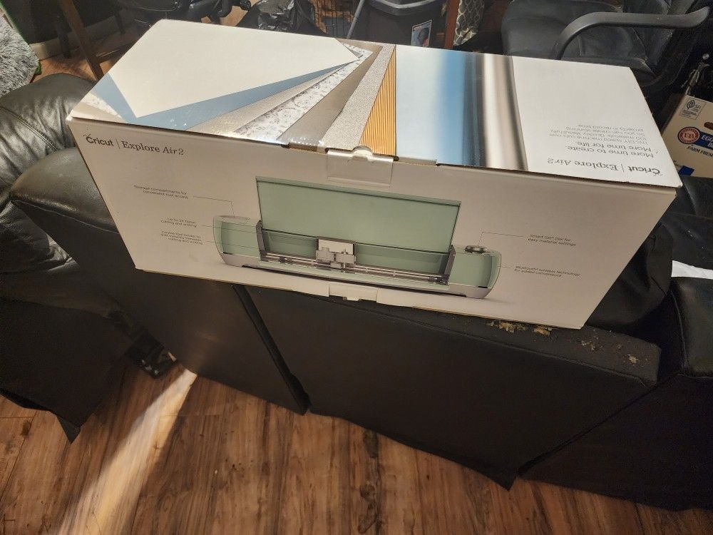 Cricut Explore AIR 2 (NEVER USED)