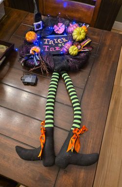 Halloween light-up Witch Wreath 38" X 18" Diameter