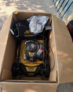 DEWALT 21 in. 150cc Briggs and Stratton 625ex Engine Rear Wheel Drive 2-in-1 Gas Self Propelled Walk Behind Lawn Mower