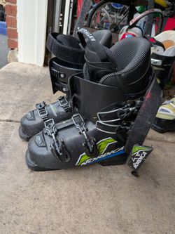 Kids nordica ski boot size 4.5-5.5