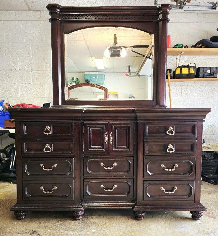 BEAUTIFUL 10 DRAWER TRIPLE DRESSER (Delivery Available)