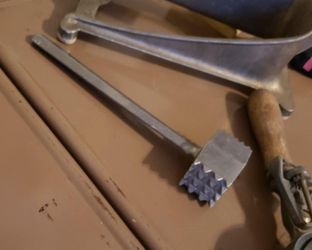 VINTAGE METAL MEAT TENDERIZER HAMMER MALLET KITCHEN TOOL
