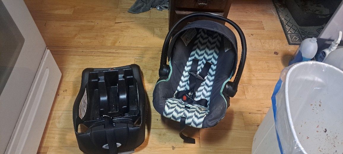 Evenflo EMBRACE carseat And Base With LATCH