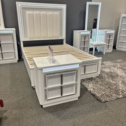 Chalanna Bedroom Group - Upholstered Queen Sized Bed With Storage