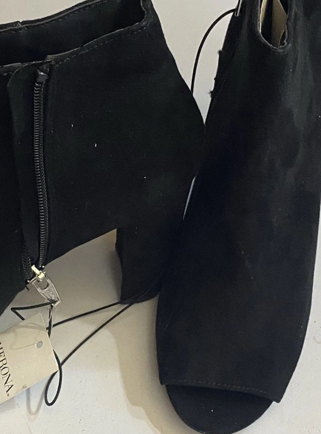 NWT Ladies 8.5 Black Faux Suede Heeled, Open-toed, Sandals