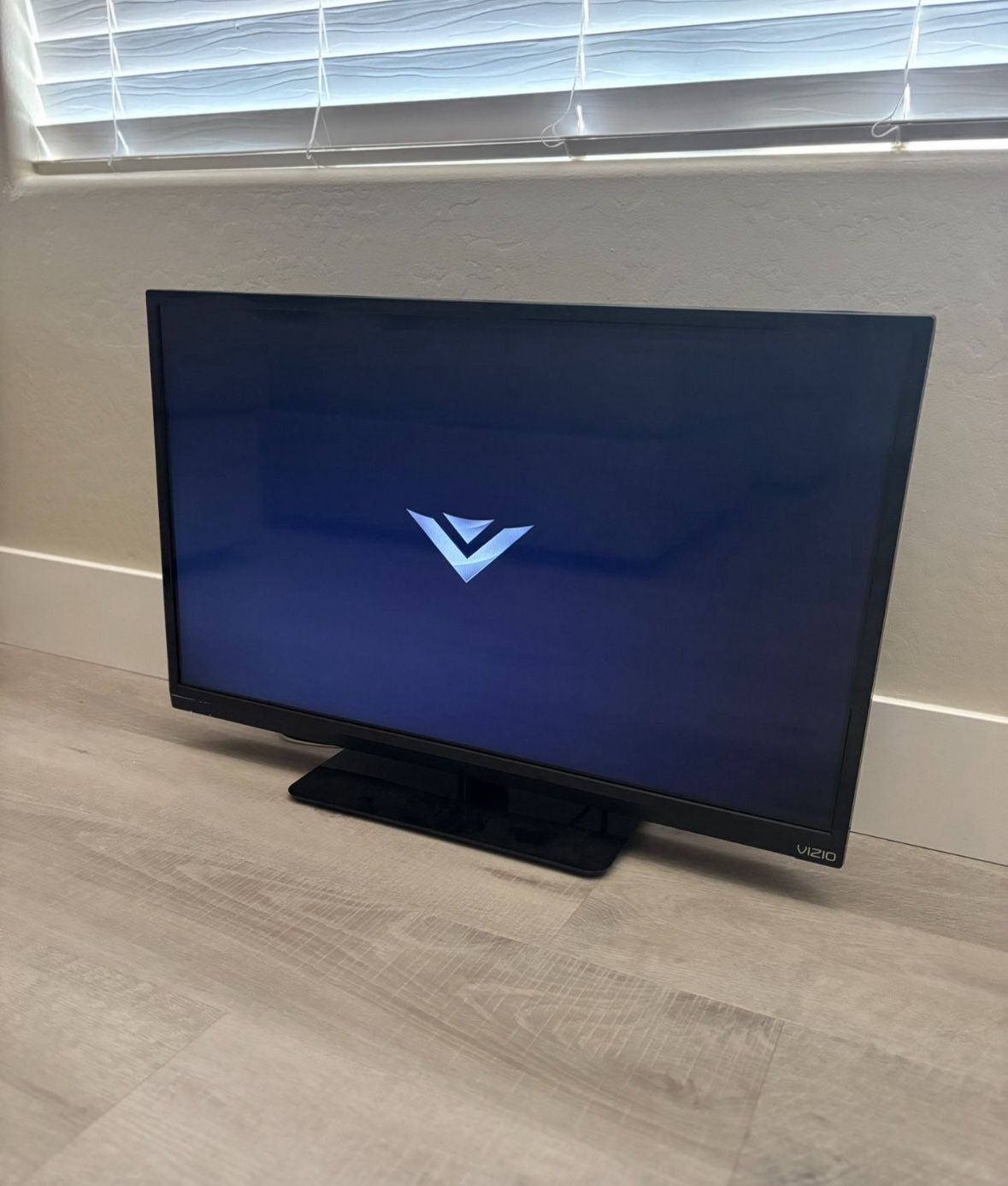 VIZIO 32" TV w/ Remote