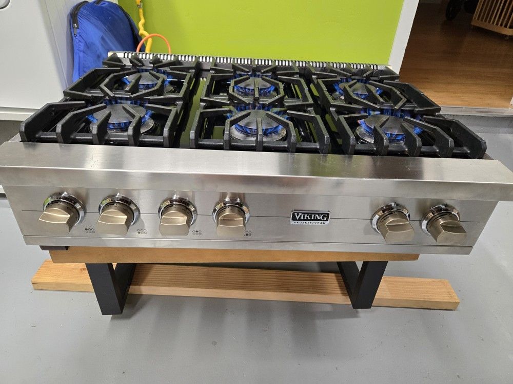 36” Viking Professional 5 Series; VGRT5366BSS Natural Gas 6 Burner Stove Range