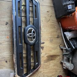 TOYOTA SR5 TACOMA 3RD GEN 2016-2020 OEM GRILL GENUINE WITH FRONT EMBLEM 