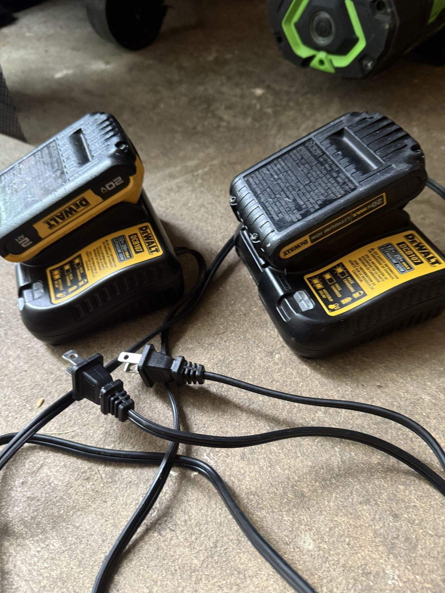 2 20v dewalt Batteries With 2 Chargers