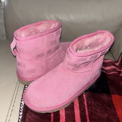 4.5 brand new ugg girl boots 