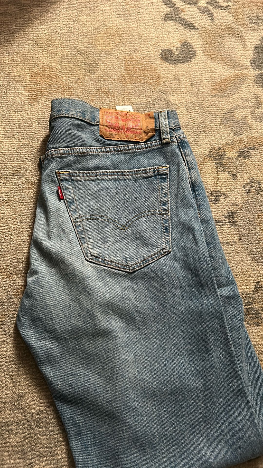 Selling Blue Levi’s 501 W 34 L30