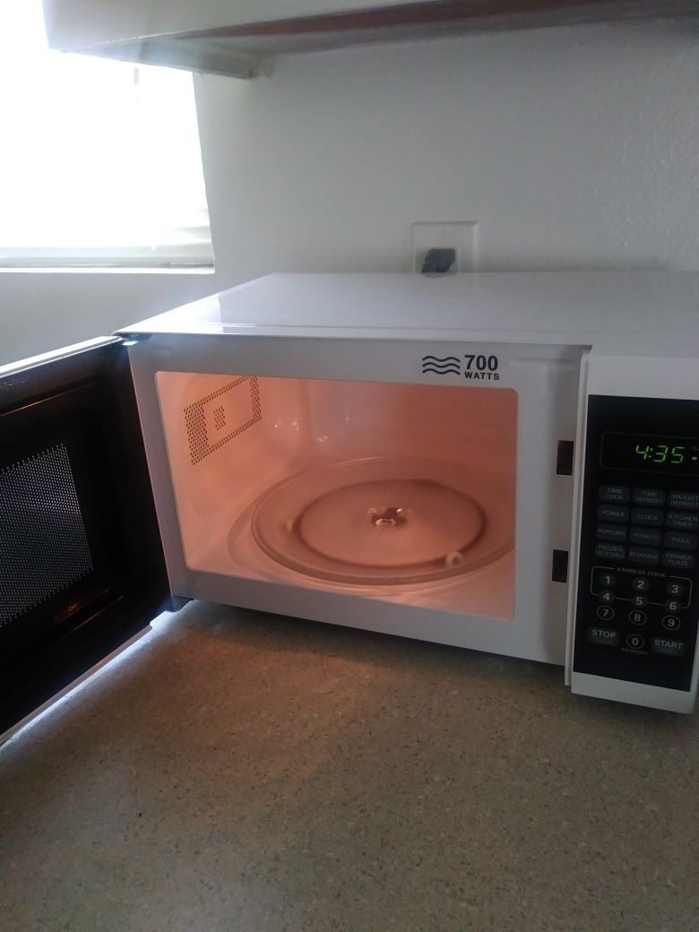 **Brand new microwave $ 20**