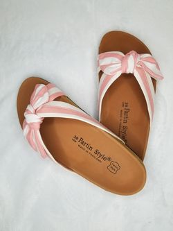 Sandals with bow accent