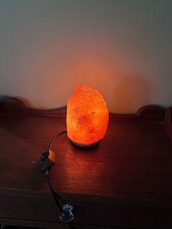 Pink Himalayan salt lamp, working