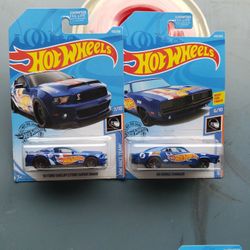 Hot Wheels 2 car race teams set 2010 Ford Shelby GT 500 super snake and a 69 Dodge Charger