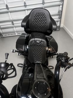 Harley Davidson Touring Saddlemen with honeycomb carbon fiber pattern w/ tourpack backrest