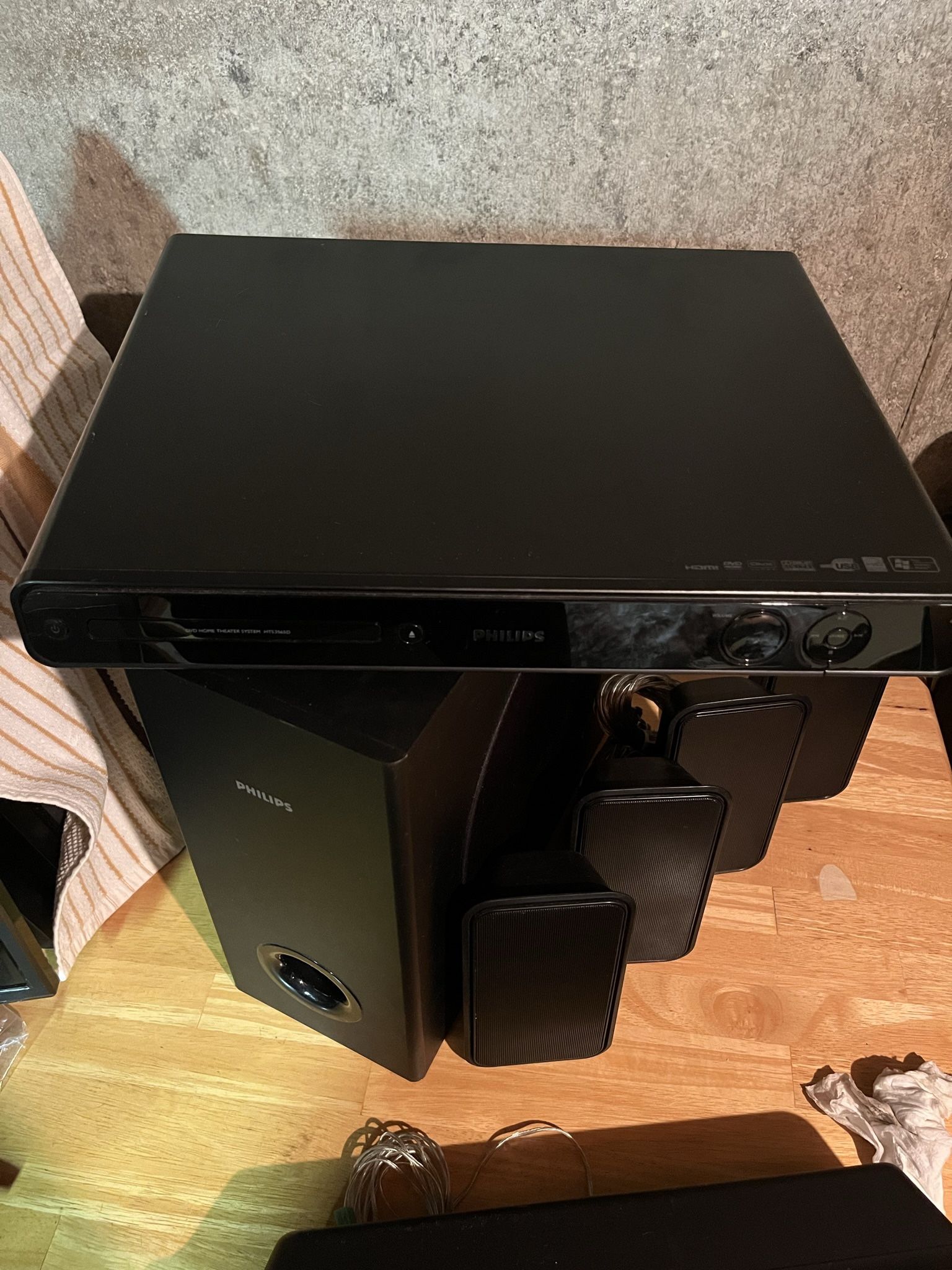 Philips Home Theater System DVD Player HTS3565D