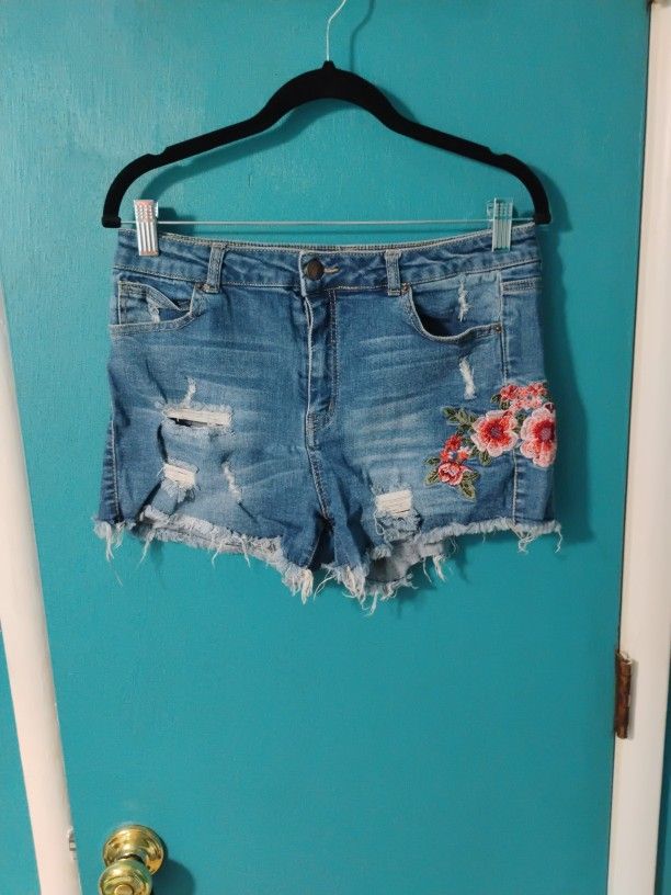 Women's Shorts With Embroidery