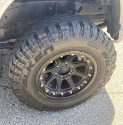 285/70/17 Off-road wheels and tires (set of 4)