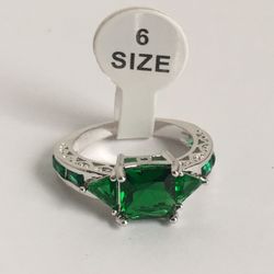 NEW WOMENS SILVER TONE GREEN RHINESTONE RING SIZE 6