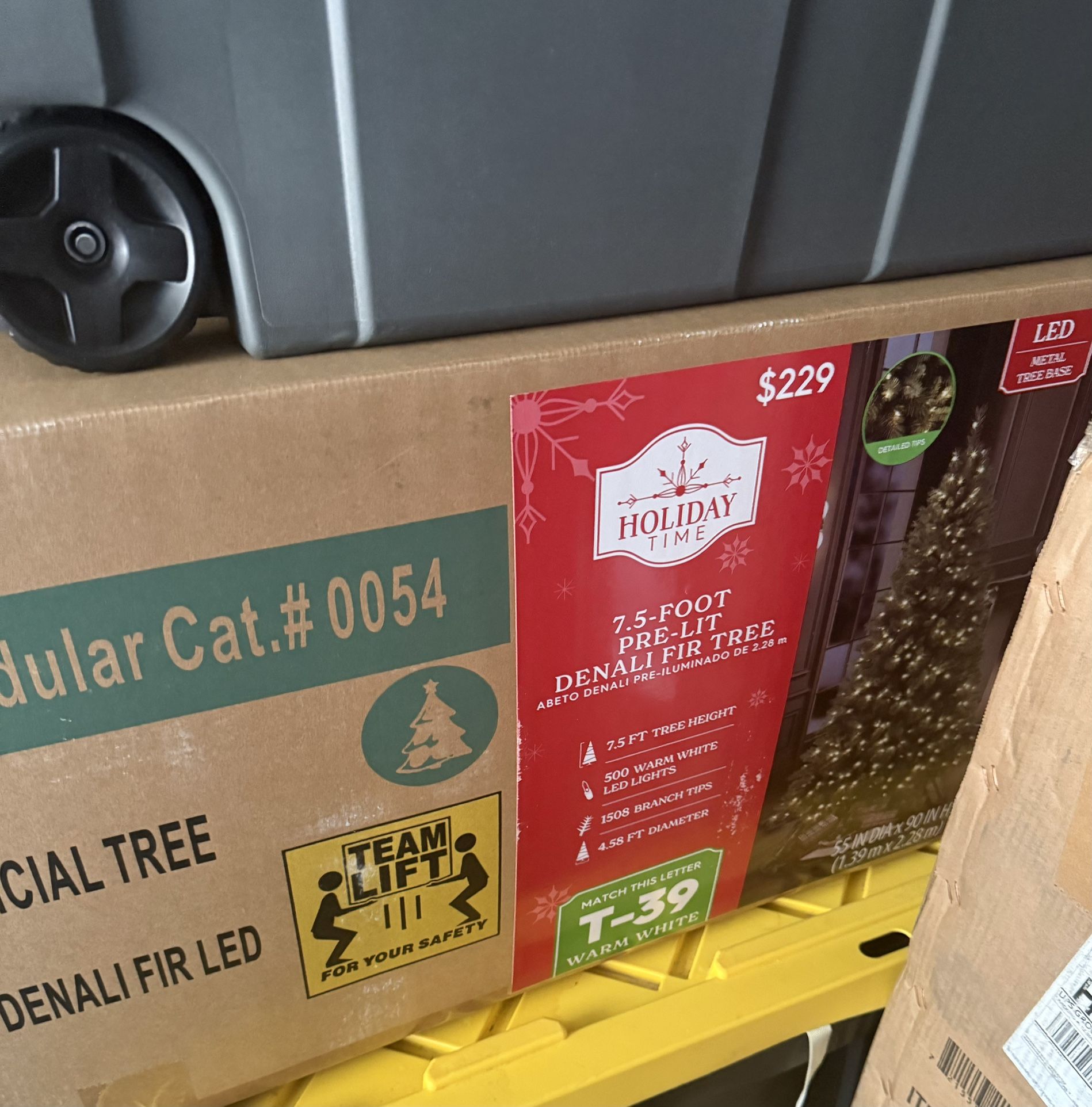 Christmas Tree 7.5 Ft Tall 