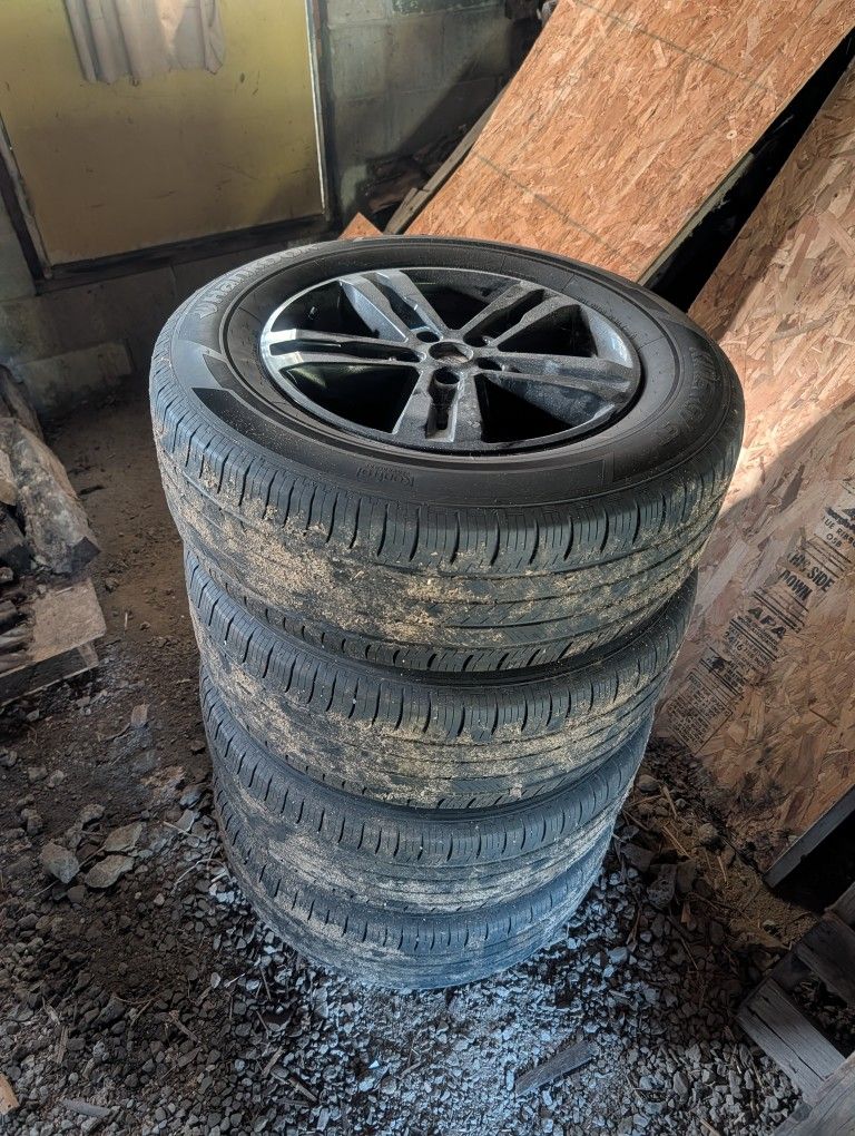 2023 Ford Explorer XLT Wheels And Tires