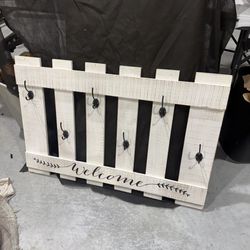 NEW Welcome Sign Hat or Coat Rack. New never used. I removed Hanger covers for photos   Pick up in Deer Park Texas 77536