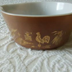 Pyrex Brown 2-1/2 Quart Tab Casserole dish 475-B. No chips or cracks.

