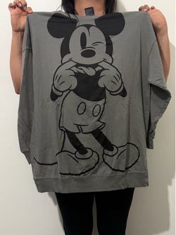 *Woman Disney Gray Mickey Shirt Medium fits like Large