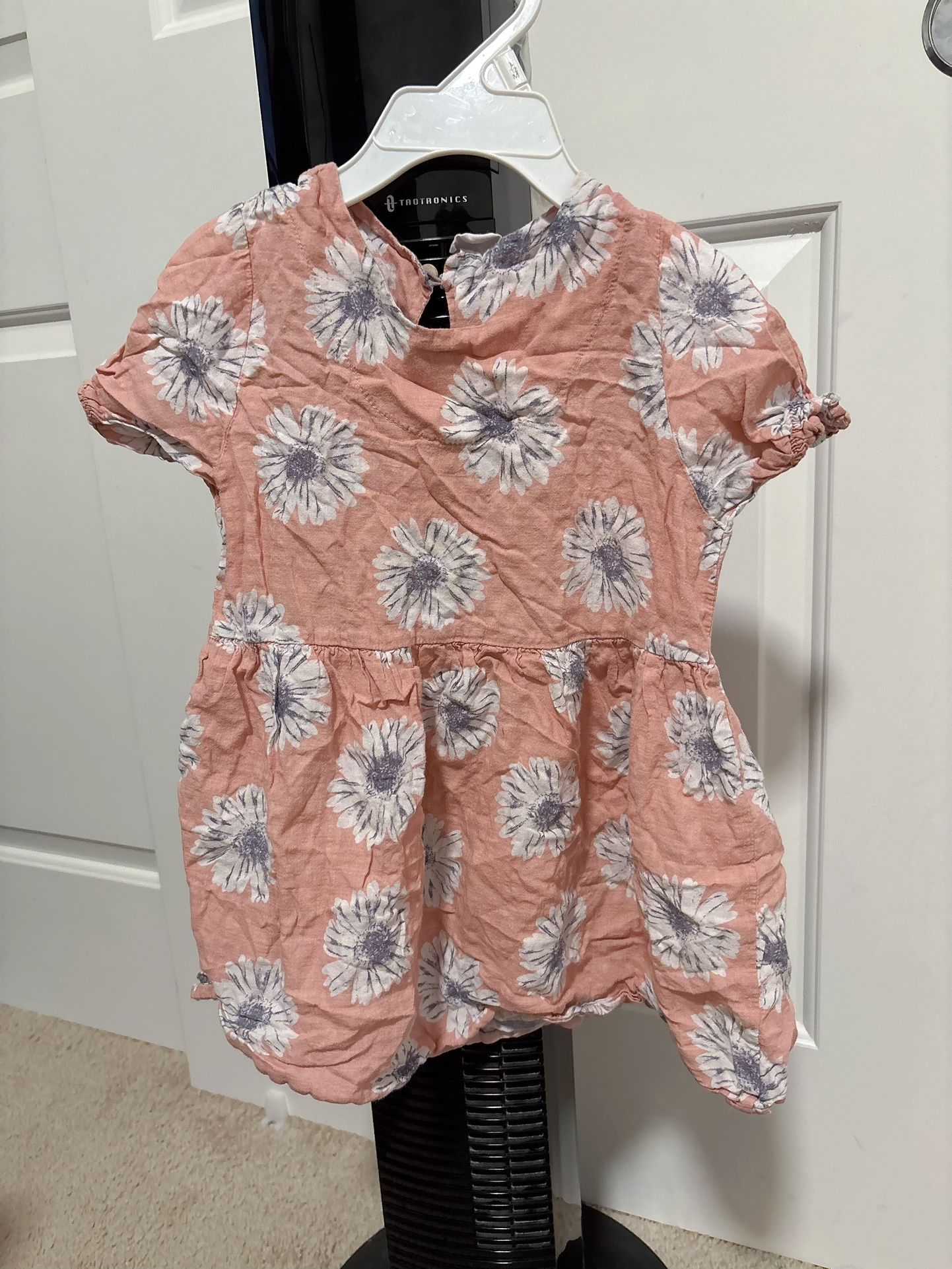 Baby girl dress floral pink knee size dress comfortable toddler girl dress size 18-24months  It is super comfortable Comes from pet free smoke free ho