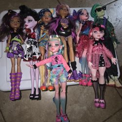 8 Monster High dolls  pets and extra accessories All for $120
