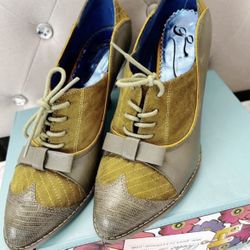 LADIES SHOES NEW IN BOX SZ 7 Olive Color $30