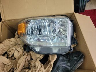 '14-'17 Toyota Tundra Headlights