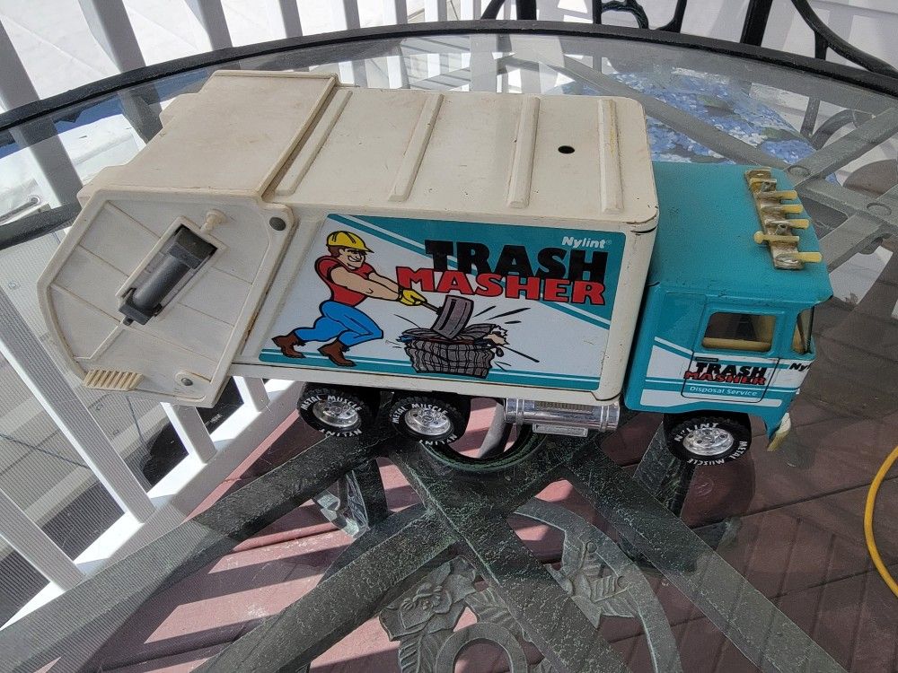 Nylite Garbage Truck