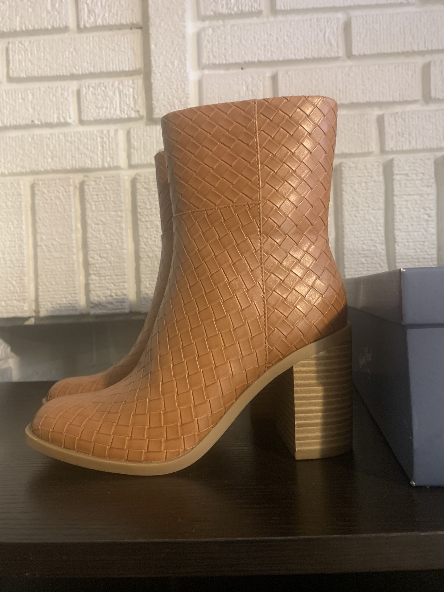 Universal Thread Tan Heel Boots