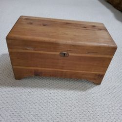 Really Old Wood Box But we Don't Have A Key .      Size  . 18"×  10"×  10"   .   