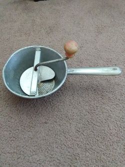 Foodmill for apple sauce