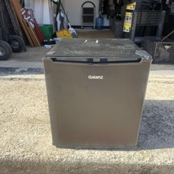 Mini fridge / Refrigerador pequeño