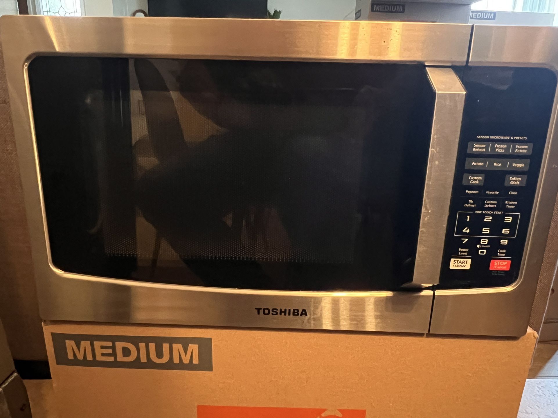 Toshiba EM131A5C-SS Microwave Oven 1.2 CU.FT Smart Sensor Silver (USED)
